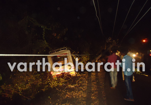 ಉಪ್ಪಿನಂಗಡಿ: ಜೀಪು ಡಿಕ್ಕಿ; ತುಂಡಾದ ವಿದ್ಯುತ್ ಕಂಬ, ಪವಾಡ ಸದೃಶ್ಯ ಅಪಾಯದಿಂದ ಪಾರು